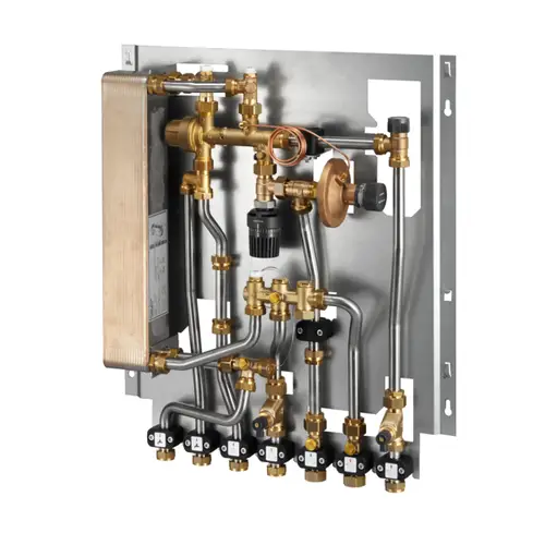 Oventrop Wohnungsstation mit Kupferwärmeübertrager und verschiedenen Ventilen für Heizsysteme, montiert auf einer Metallplatte.